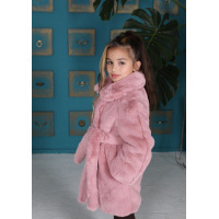 Розовое удлиненное пальто из эко-меха