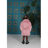 Розовое удлиненное пальто из эко-меха