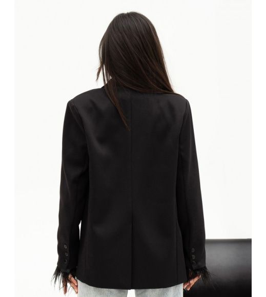 Черный пиджак с перьями на манжетах
