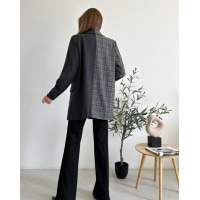 Удлиненный темно-серый пиджак с клетчатой вставкой