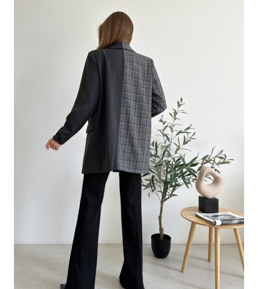 Удлиненный темно-серый пиджак с клетчатой вставкой