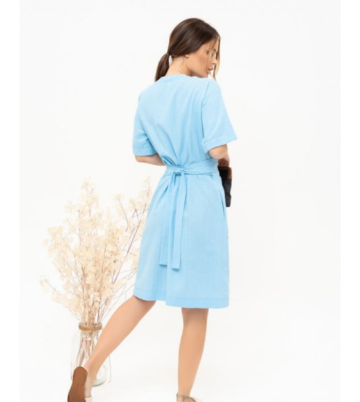 Голубое льняное платье-халат на запах