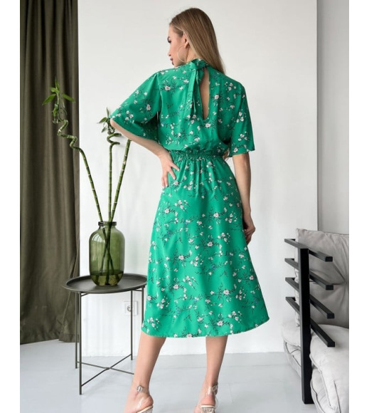Зеленое цветочное платье с вырезом на спинке
