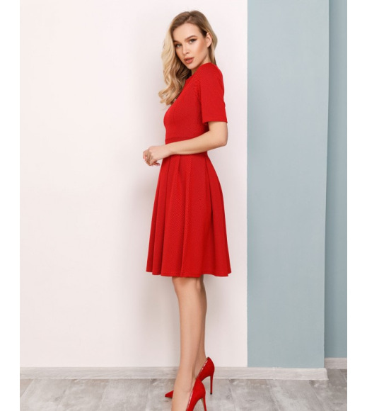 Красное фактурное платье-татьянка с короткими рукавами