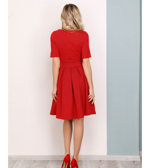 Красное фактурное платье-татьянка с короткими рукавами