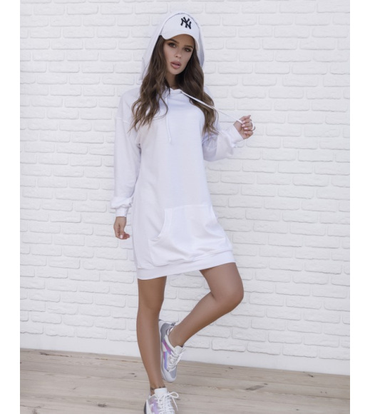 Біле трикотажне плаття в спортивному стилі