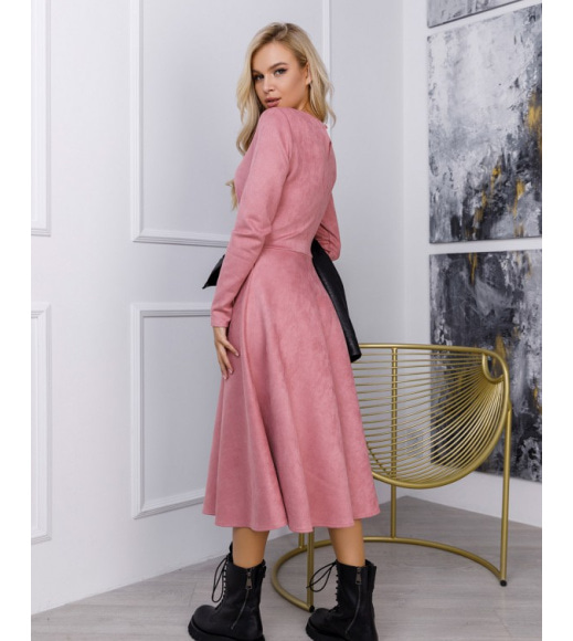 Розовое замшевое приталенное платье классического кроя