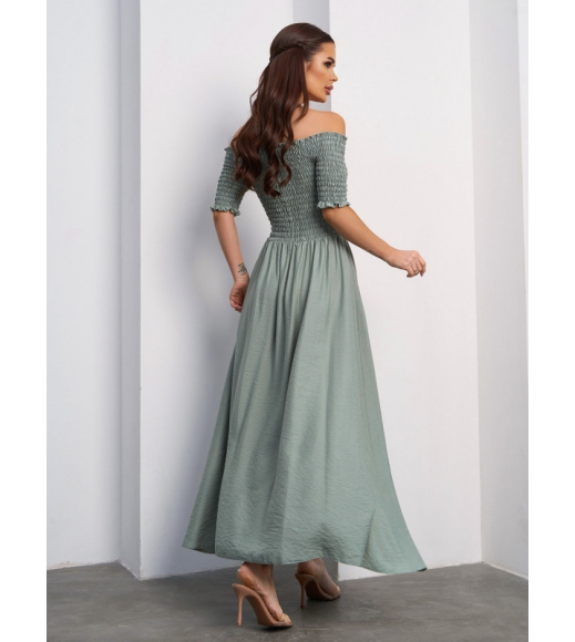 Оливковое льняное платье с облегающим верхом из жатки