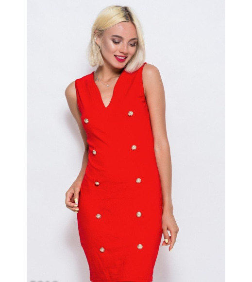 Трикотажное обтягивающее платье красного цвета с декором из пуговиц