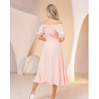 Розовое платье с разрезом и открытыми плечами