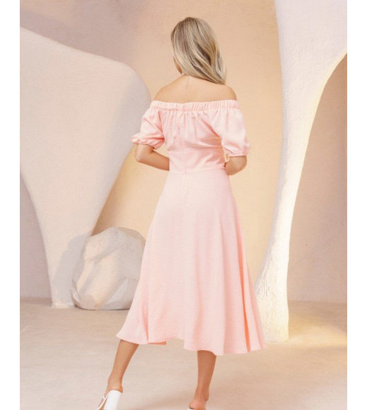 Розовое платье с разрезом и открытыми плечами