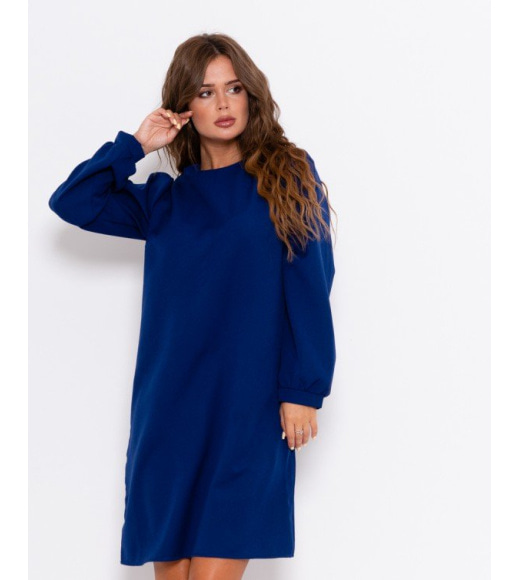 Синее прямое платье с длинными рукавами