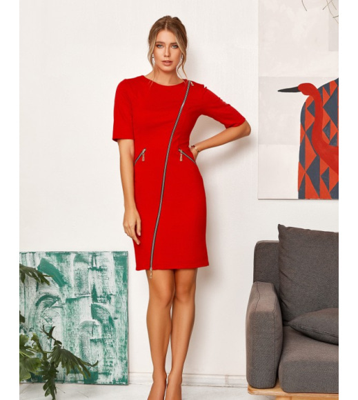 Красное трикотажное платье с диагональной молнией