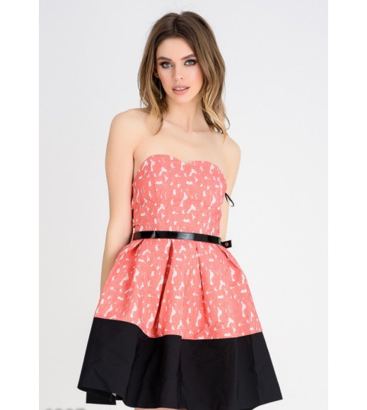 Розовое пышное платье-бюстье с пышной юбкой и черной отделкой