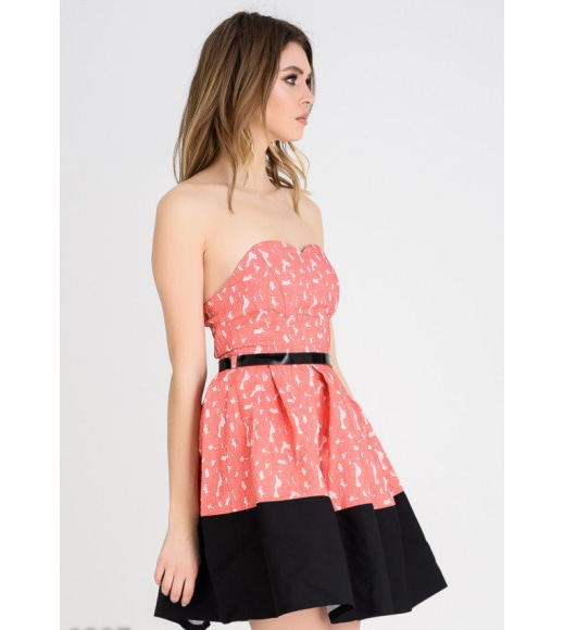 Розовое пышное платье-бюстье с пышной юбкой и черной отделкой