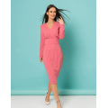 Розовое платье-футляр с декольте на запах