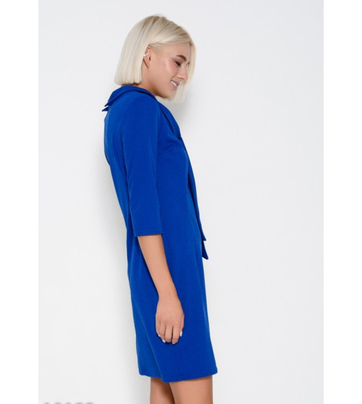 Синее приталенное платье с оригинальным воротником-шалью