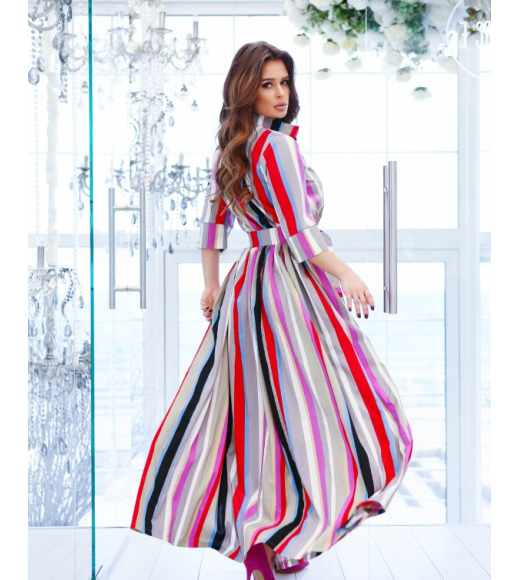 Цветное полосатое платье длиной в пол
