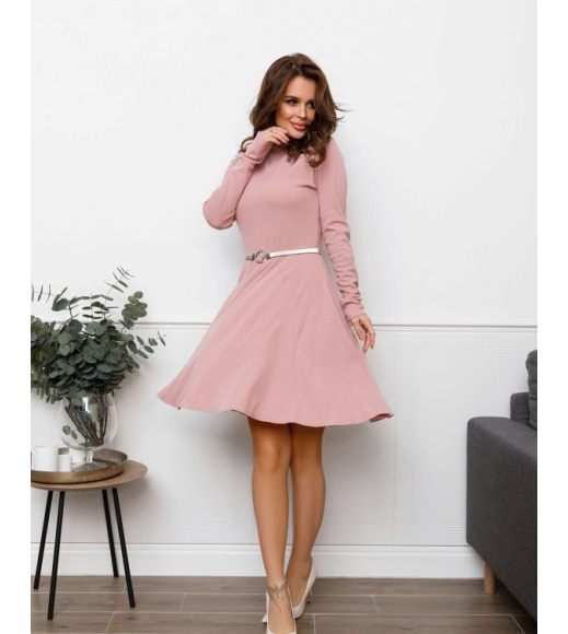 Розовое трикотажное платье с клиньями