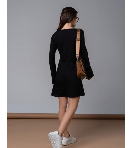 Чорна коротка сукня з розкльошеними рукавами