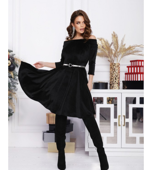 Черное велюровое платье с открытыми плечами