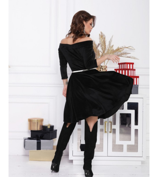 Черное велюровое платье с открытыми плечами