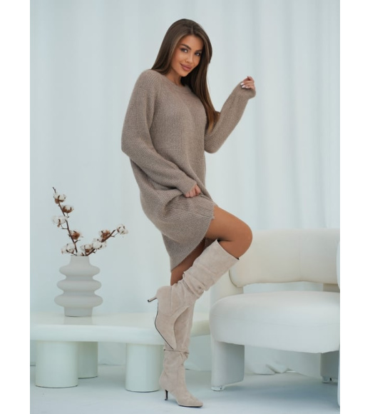 Бежевое вязаное платье-туника из пряжи-травки