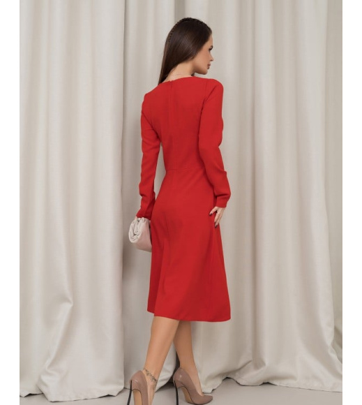 Червона сукня класичного силуету