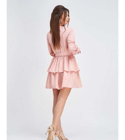 Приталенное розовое платье с нижними воланами
