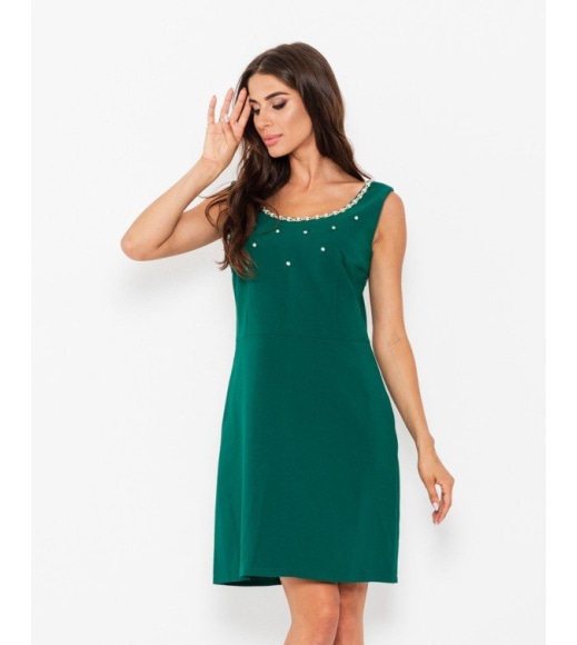Зеленое платье с декоративной горловиной