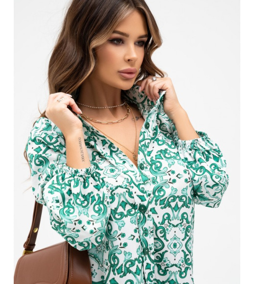 Зеленое платье-рубашка с клиньями и орнаментом
