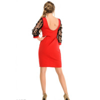 Червона сукня з відкритою спиною і прозорими чорними рукавами з квітами