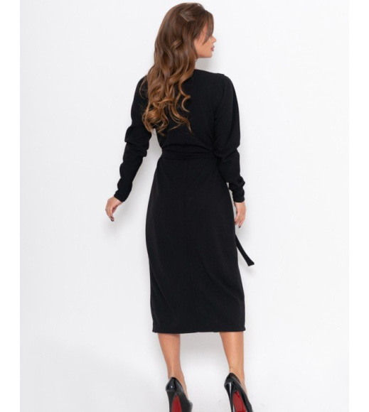 Черное платье на пуговицах с накладными карманами