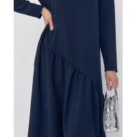 Темно-синее платье с асимметричным воланом