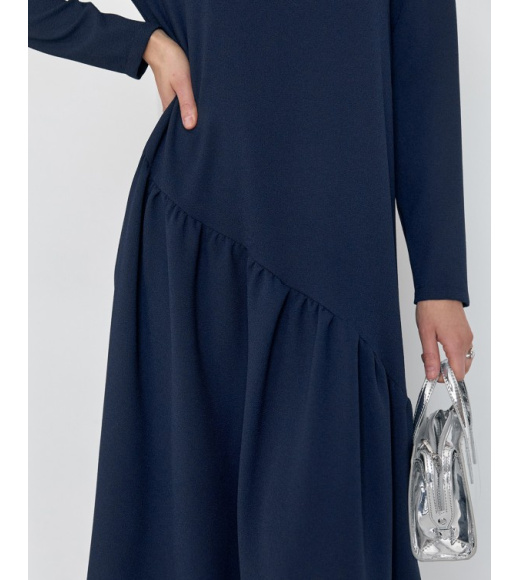 Темно-синее платье с асимметричным воланом