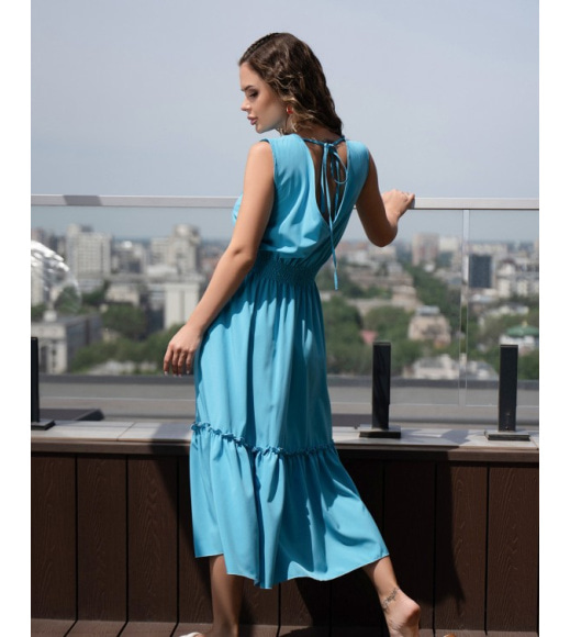 Голубое платье с V-образными вырезами