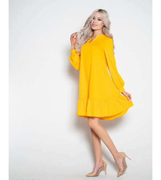 Желтое крепдешиновое платье с воланом