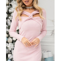Розовое блестящее платье с оригинальным декольте