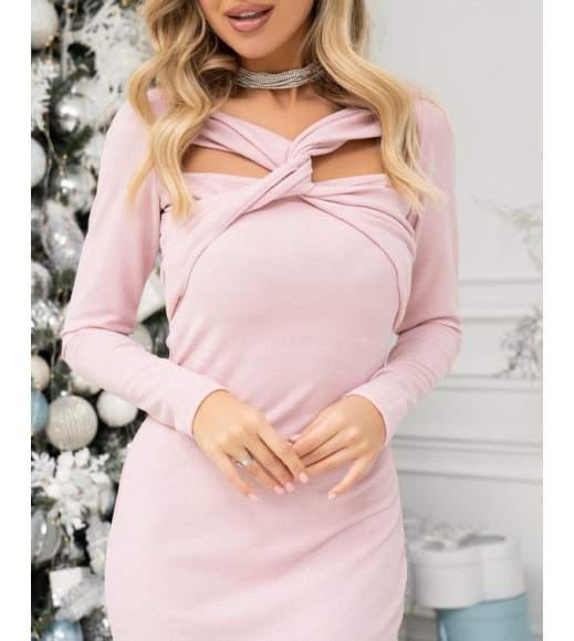 Розовое блестящее платье с оригинальным декольте