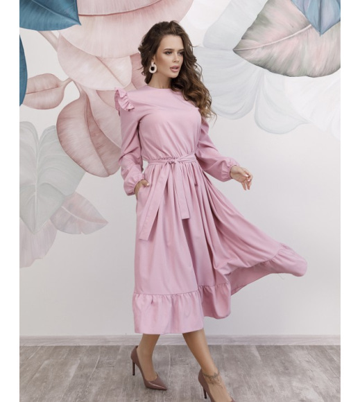 Розовое приталенное платье с рюшами
