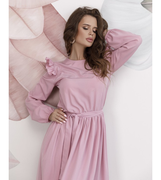 Розовое приталенное платье с рюшами
