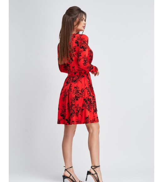 Красное принтованное платье с декольте на запах