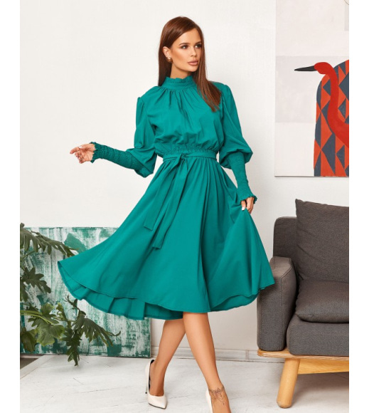Зеленое классическое платье с жаткой на манжетах