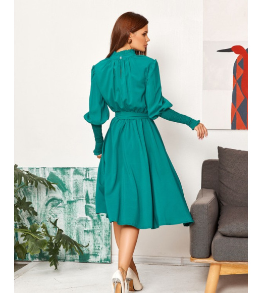 Зеленое классическое платье с жаткой на манжетах