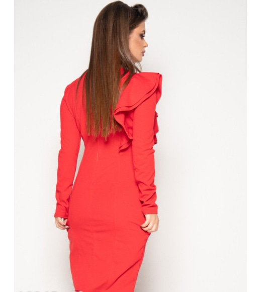 Красное платье с длинными рукавами и рюшами