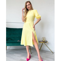 Желтое платье с объемными рукавами и разрезом