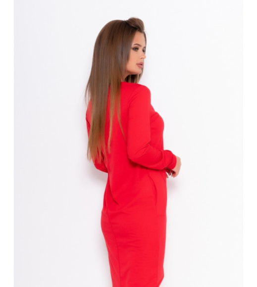 Красное трикотажное платье асимметричного кроя