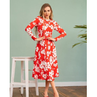 Красное креповое платье классического кроя