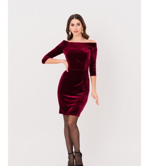 Велюровое бордовое платье-футляр с открытыми плечами