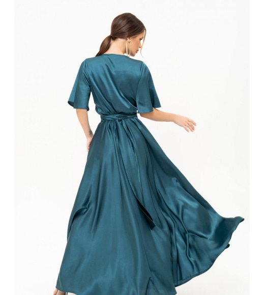 Зеленое шелковое длинное платье с декольте на запах